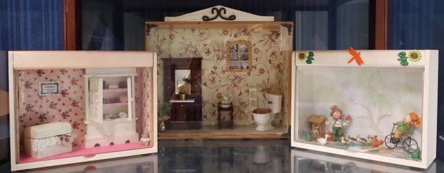 Diorama. Lot de 3 compositions miniatures, dans une vitrine en bo...