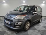 la citrole grise est garée dans le garage sur un sol en damier
