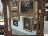 une photo d'un miroir sur lequel sont accrochées plusieurs photos