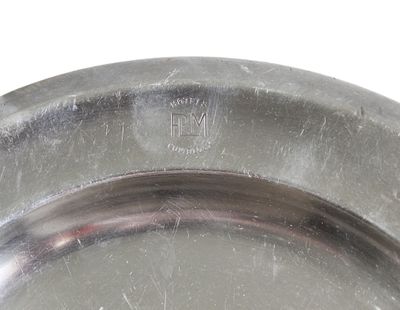 gros plan d'une plaque d'argent sur une surface blanche