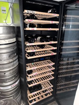 une cave à vin contenant plusieurs fûts