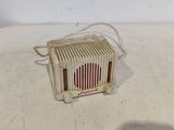 une petite radio posée sur une table
