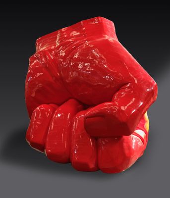 Modèle 3D d'un poing en plastique rouge