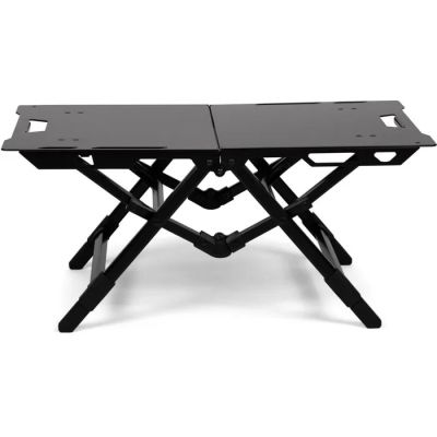 un gros plan d'une table noire à deux pieds sur fond blanc