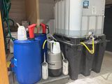un garage contenant de nombreux réservoirs d'eau et d'autres objets