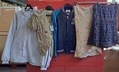 beaucoup de vêtements suspendus à une étagère dans un magasin