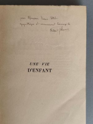 un vieux livre écrit posé sur une table