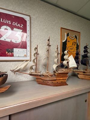 une table sur laquelle se trouvent un bol de fruits et un bateau
