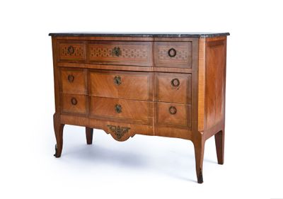 une commode ancienne avec un plateau en marbre et des pieds en bois