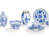 un ensemble d'assiettes et de tasses bleues et blanches