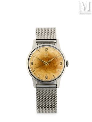 un gros plan d'une montre sur une surface blanche avec un fond blanc
