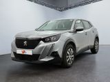 l'avant d'une voiture argentée garée dans un garage