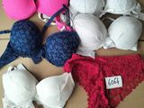 plusieurs soutiens-gorge et culottes posés sur une boîte en carton avec une étiquette de prix