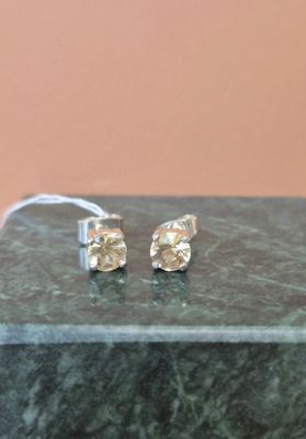 une paire de boucles d'oreilles posée sur une table