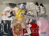 de nombreux objets qui se trouvent dans un sac en plastique posé sur la table