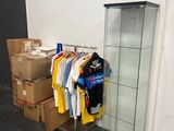 une vitrine en verre dans le coin d'une pièce