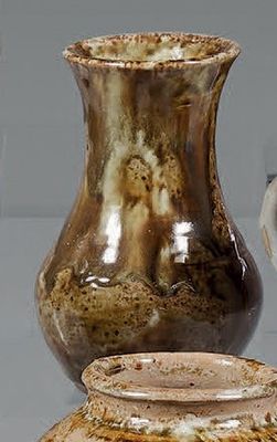 deux vases posés sur une table