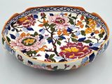 un bol orné d'un motif floral, posé sur une table