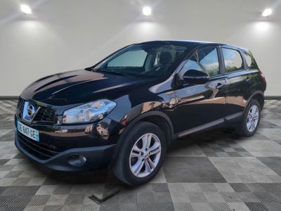 une Nissan QXV noire garée sur un sol à damier