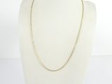un collier à chaîne en or sur un mannequin mannequin mannequin mannequin mannequin mannequin mannequin mannequin mannequin mannequin