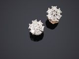 une paire de boucles d'oreilles en grappe de diamants
