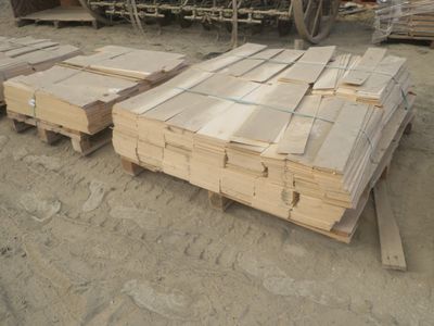 plusieurs piles de palettes en bois posées sur un tas de terre