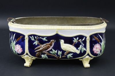 un bol bleu et blanc décoré d'oiseaux et de fleurs