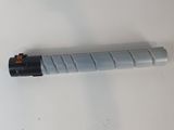 un gros plan d'un stylo posé sur une table, sur fond blanc