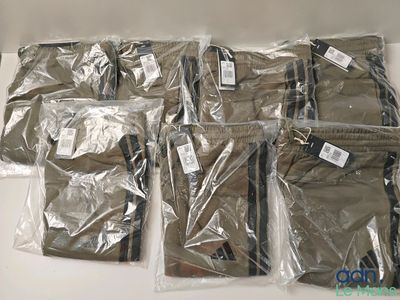 six sacs posés sur une table blanche