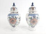 deux vases posés sur une surface blanche