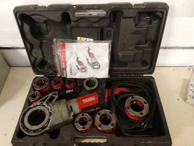 une trousse à outils posée sur une table