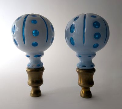 deux vases bleus et blancs placés l'un à côté de l'autre
