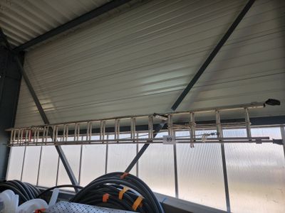 un rack contenant des tuyaux et d'autres équipements dans un bâtiment