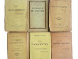 plusieurs vieux livres sont empilés sur une surface blanche