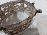 un bol en argent posé sur une table