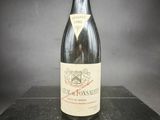 la bouteille de vin est posée sur une boîte noire