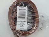 un gros plan d'une ceinture marron sur une surface blanche