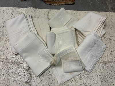 beaucoup de serviettes blanches par terre