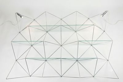 une photo d'une étagère en verre comportant trois tablettes