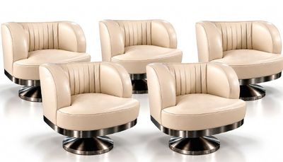 quatre fauteuils pivotants en cuir beige alignés sur une surface blanche