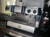 une machine à café posée sur un comptoir dans une cuisine