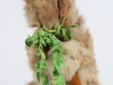 un petit lapin en peluche avec une carotte dans la bouche