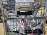 un chariot métallique contenant beaucoup d'objets