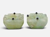 deux morceaux de jade vert ornés de pierres noires de chaque côté