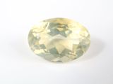 gros plan d'une pierre de saphir jaune sur une surface blanche