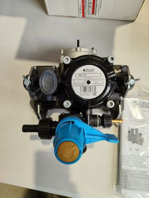 une valve bleue et une autre valve bleue posées sur une table