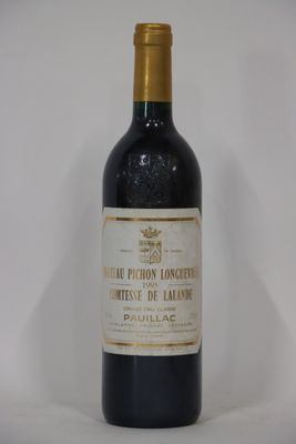 une bouteille de vin posée sur une table