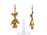 une paire de boucles d'oreilles en or ornées d'un oiseau