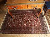 un tapis posé à même le sol, à côté d'une table et d'une chaise