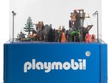 une vitrine Playmobil contenant un château